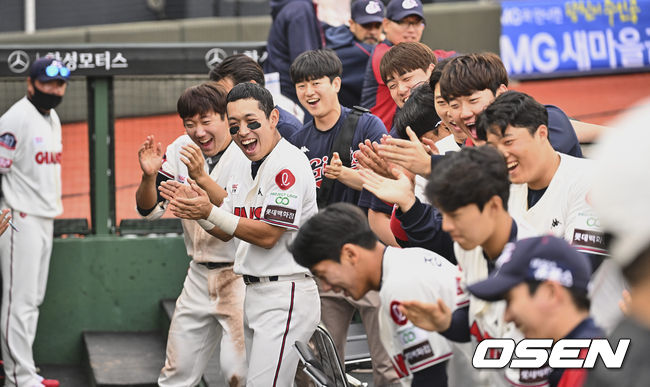 롯데 자이언츠 선수들이 5회말 연타석 솔로 홈런을 친 이대호에게 무관심 세리머니를 끝내고 박수를 치며 축하하고 있다. 2022.06.12 / foto0307@osen.co.kr