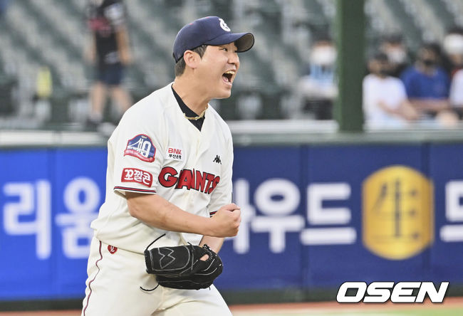 롯데 자이언츠 이인복이 6회초 2사 2루 박병호를 삼진으로 잡고 포효하고 있다. 2022.06.12 / foto0307@osen.co.kr