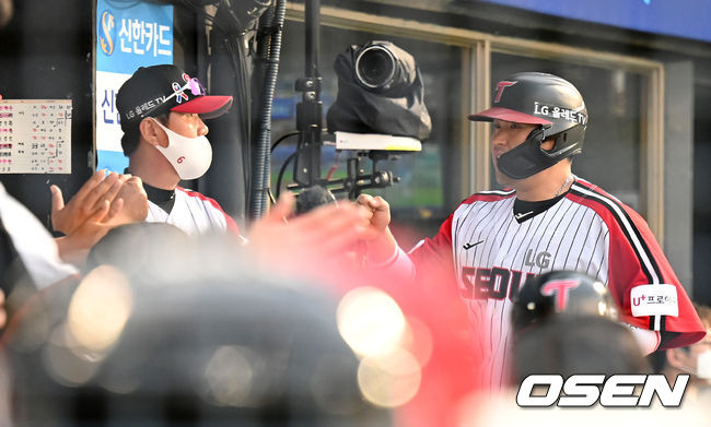 12일 오후 서울 잠실구장에서 2022 신한은행 SOL KBO리그 LG 트윈스와 두산 베어스의 경기가 열렸다.5회말 1사 1,2루에서 LG 홍창기의 중전 2타점 적시 3루타 때 홈을 밟은 유강남이 류지현 감독의 축하를 받고 있다. 2022.06.12 /sunday@osen.co.kr