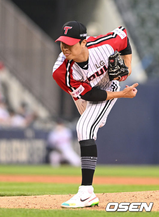 12일 오후 서울 잠실구장에서 2022 신한은행 SOL KBO리그 LG 트윈스와 두산 베어스의 경기가 열렸다.5회초 무사에서 LG 이정용이 역투하고 있다. 2022.06.12 /sunday@osen.co.kr