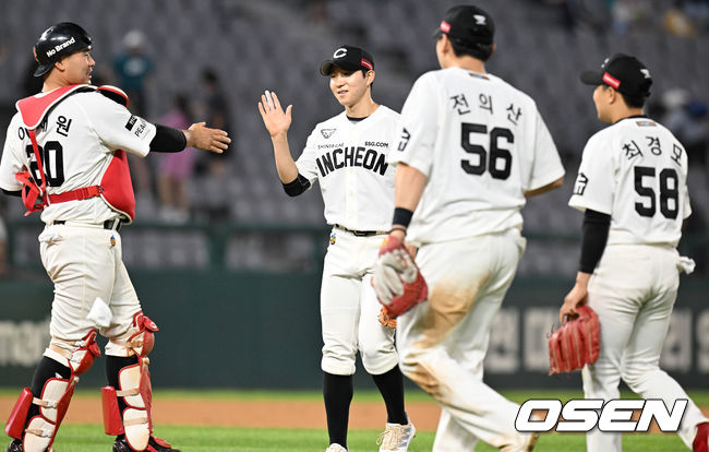 경기종료 후 SSG 선수들이 승리의 기쁨을 나누고 있다. 2022.06.12 / soul1014@osen.co.kr