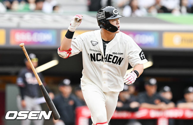 2회말 1,2루 SSG 전의산이 3점 홈런을 날리고 배트플립을 하고 있다.  2022.06.12 / soul1014@osen.co.kr