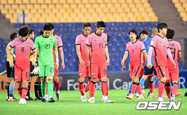  한국이 일본에 패배 수모를 당했다.황선홍 감독이 이끄는 한국 23세 이하(U23) 축구대표팀은 12일 오후 10시(한국시간) 우즈베키스탄 타슈켄트에 위치한 팍타코르 스타디움에서 일본 21세 이하(U21) 대표팀과 '2022 아시아축구연맹(AFC) U23 아시안컵' 8강전을 치러 0-3으로 패했다.한국 선수들이 패배 후 아쉬워하고 있다. 2022.06.12 /cej@osen.co.kr