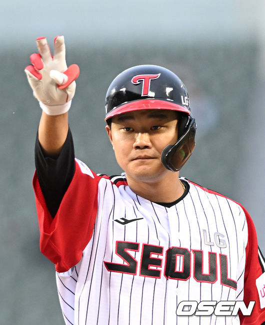 12일 오후 서울 잠실구장에서 2022 신한은행 SOL KBO리그 LG 트윈스와 두산 베어스의 경기가 열렸다. 5회말 1사 1,2루에서 LG 손호영이 좌전 적시타를 치고 환호하고 있다. 2022.06.12 /sunday@osen.co.kr