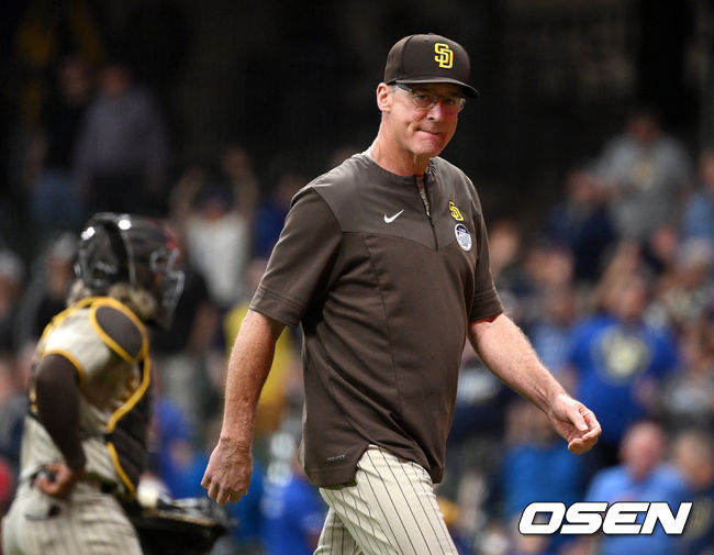 9회말 무사 3루 상황 샌디에이고 밥 멜빈 감독이 마운드를 방문해 투수 교체를 지시한 뒤 더그아웃으로 향하고 있다. 2022.06.03 / dreamer@osen.co.kr