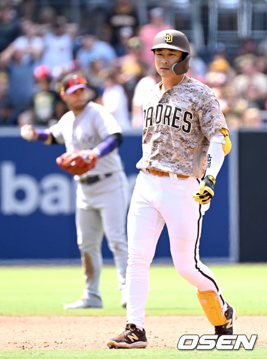 6회말 무사 선두타자로 나선 샌디에이고 김하성이 친 왼쪽 외야 깊은 타구가 콜로라도 좌익수 요나단 다자에게 잡히자 아쉬워하며 더그아웃으로 향하고 있다. 2022.06.13 / dreamer@osen.co.kr