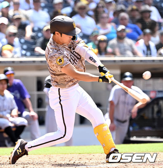 6회말 무사 선두타자로 나선 샌디에이고 김하성이 왼쪽 외야 깊은 플라이 타구를 날리고 있따. 콜로라도 좌익수 요나단 다자의 호수비로 아웃. 2022.06.13 / dreamer@osen.co.kr