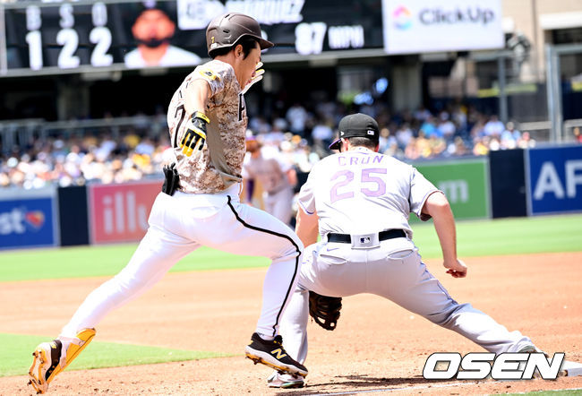 3회말 2사 주자없는 상황 샌디에이고 김하성이 내야 땅볼을 치고 1루에서 아웃되고 있다. 2022.06.13 / dreamer@osen.co.kr