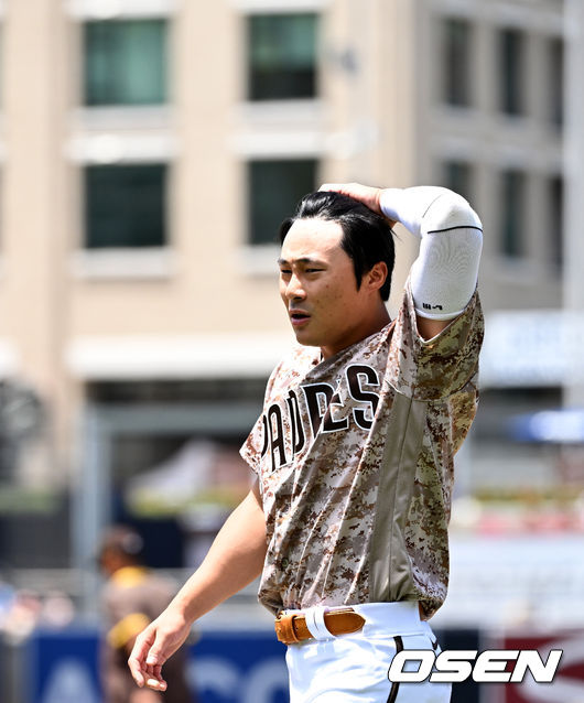 3회말 2사 주자없는 상황 샌디에이고 김하성이 내야 땅볼을 치고 1루에서 아웃된 뒤 수비로 향하며 머리를 넘기고 있다. 2022.06.13 / dreamer@osen.co.kr