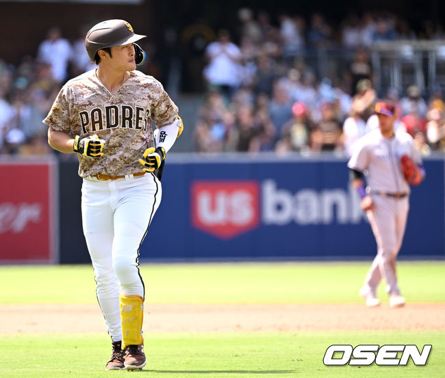6회말 무사 선두타자로 나선 샌디에이고 김하성이 친 왼쪽 외야 깊은 타구가 콜로라도 좌익수 요나단 다자에게 잡히자 아쉬워하며 더그아웃으로 향하고 있다. 2022.06.13 / dreamer@osen.co.kr
