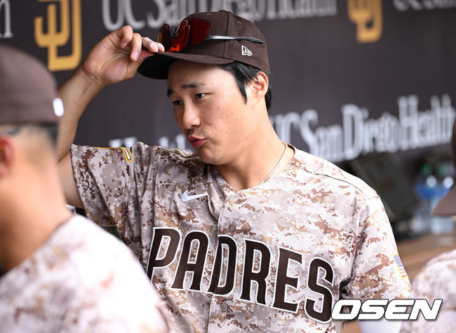 경기를 마치고 샌디에이고 김하성이 더그아웃을 나서고 있다. 2022.06.13 / dreamer@osen.co.kr