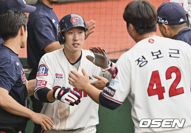 롯데 자이언츠 이호연이 2회말 1사 2,3루 박승욱의 2타점 적시타 때 득점을 올리고 하이파이브를 하고 있다. 2022.06.12 / foto0307@osen.co.kr