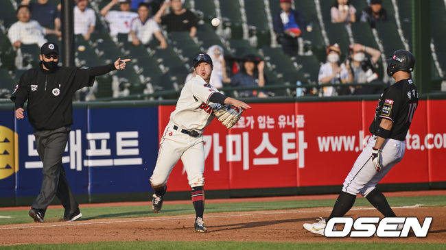 롯데 자이언츠 이호연이 4회초 2사 2루 KT 위즈 심우준의 타구를 잡아 1루에 던져 아웃시키고 있다. 2022.06.11 / foto0307@osen.co.kr