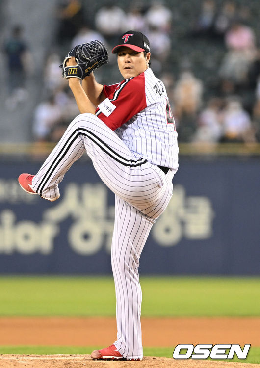 12일 오후 서울 잠실구장에서 2022 신한은행 SOL KBO리그 LG 트윈스와 두산 베어스의 경기가 열렸다. 7회초 무사에서 LG 김진성이 역투하고 있다. 2022.06.12 /sunday@osen.co.kr