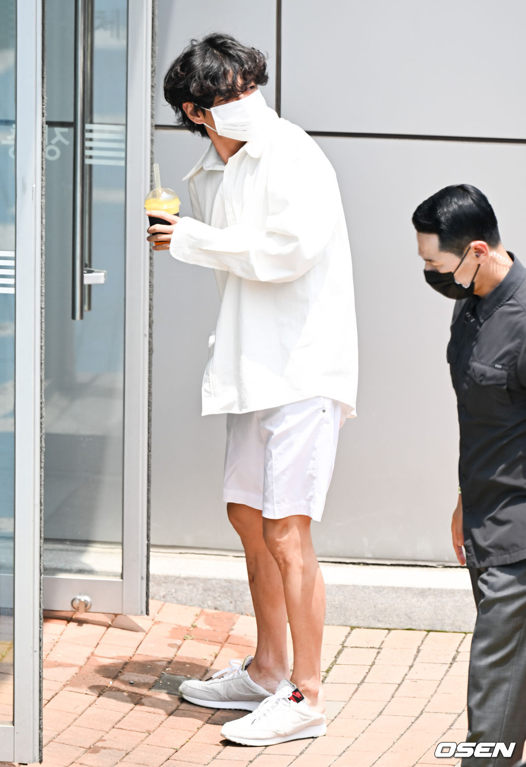 방탄소년단(BTS) 멤버 정국, RM, 진, V(뷔), 지민, 슈가, 제이홉이 13일 오후 서울 중구 장충체육관에서 진행되는 Mnet '엠카운트다운'(M COUNTDOWN) 사전 녹화 일정에 참석했다.<br /><br />BTS는 이날 앨범 '프루프(Proof)' 타이틀곡 '옛 투 컴(Yet To Come)(The Most Beautiful Moment)' 무대를 선보일 예정이다.<br /><br />뷔가 장충체육관으로 들어가고 있다. 2022.06.13 / soul1014@osen.co.kr<br />
