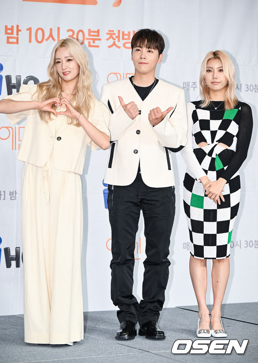 13일 오후 서울 도화동 서울가든호텔에서 IHQ 새 예능 프로그램 '에덴' 제작발표회가 진행됐다.  '에덴'은 설렘과 조건 사이에서 사랑을 찾는 일반인 남녀 8명의 연애 리얼리티 프로그램이다. 오로지 남자와 여자만 존재하는 '에덴 하우스'에서 본능적으로 끌린 상대방의 조건을 하나씩 추리해가며 진정한 사랑을 찾는다.  윤보미와 이홍기, 시미즈가 포즈를 취하고 있다. 2022.06.13 / soul1014@osen.co.kr