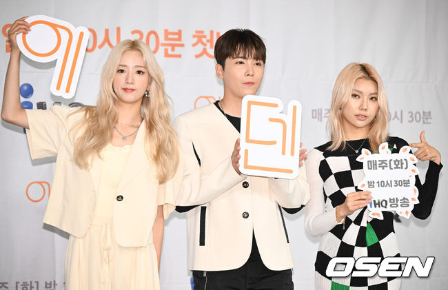 13일 오후 서울 도화동 서울가든호텔에서 IHQ 새 예능 프로그램 '에덴' 제작발표회가 진행됐다.  '에덴'은 설렘과 조건 사이에서 사랑을 찾는 일반인 남녀 8명의 연애 리얼리티 프로그램이다. 오로지 남자와 여자만 존재하는 '에덴 하우스'에서 본능적으로 끌린 상대방의 조건을 하나씩 추리해가며 진정한 사랑을 찾는다.  윤보미와 이홍기, 시미즈가 포즈를 취하고 있다. 2022.06.13 / soul1014@osen.co.kr