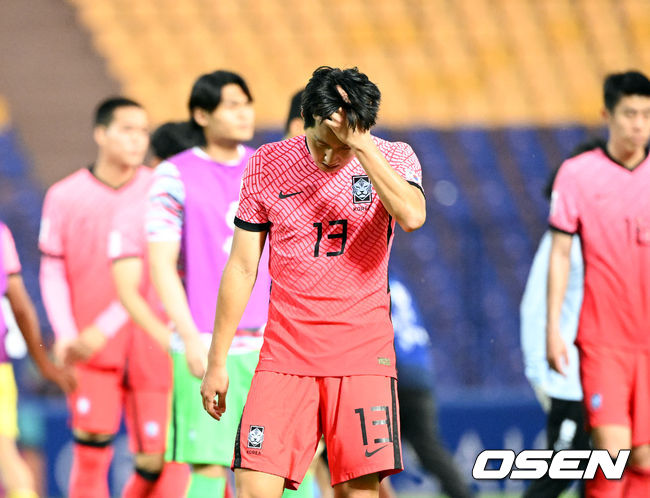  한국이 일본에 패배 수모를 당했다.황선홍 감독이 이끄는 한국 23세 이하(U23) 축구대표팀은 12일 오후 10시(한국시간) 우즈베키스탄 타슈켄트에 위치한 팍타코르 스타디움에서 일본 21세 이하(U21) 대표팀과 '2022 아시아축구연맹(AFC) U23 아시안컵' 8강전을 치러 0-3으로 패했다.한국 이강인이 패배 후 아쉬워하고 있다. 2022.06.12 /cej@osen.co.kr