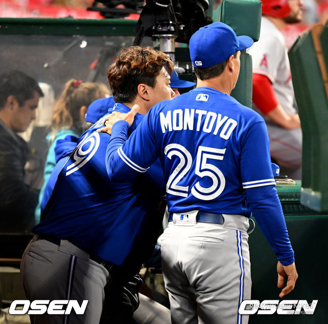 6회초 토론토 찰리 몬토요 감독과 류현진이 이야기를 나누고 있다. 2022.05.27 /dreamer@osen.co.kr