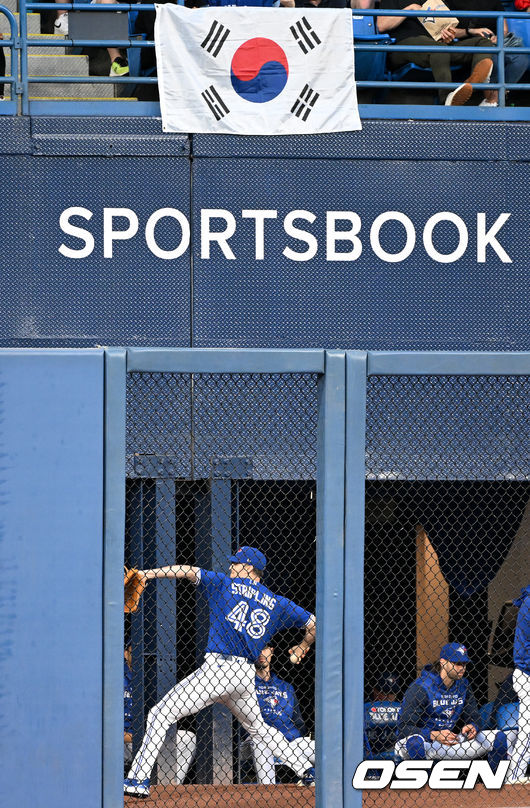 4회초 토론토 선발 류현진의 투구가 진행되는 가운데 외야 불펜에서 투수 로스 스트리플링이 몸을 풀고 있다. 2022.06.02 / dreamer@osen.co.kr