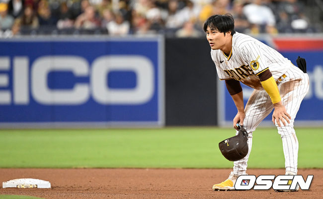 4회말 무사 선두타자로 나선 샌디에이고 김하성이 좌익선상 안타를 날리고 2루까지 뛰었지만 콜로라도 2루수 개릿 햄슨의 태그에 걸렸다. 첫 판정은 세이프였지만 콜로라도의 비디오 판독 요청 끝에 아웃으로 정정된 가운데 비디오 판독을 기다리는 김하성의 모습.  2022.06.11 / dreamer@osen.co.kr