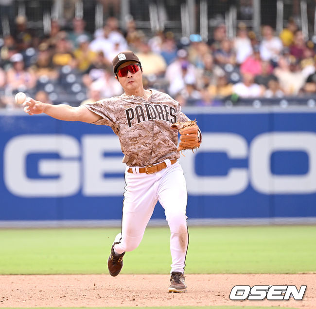 9회초 2사 주자없는 상황 콜로라도 요나단 도자의 내야 땅볼 타구를 샌디에이고 유격수 김하성이 잡아 1루로 송구하고 있다. 2022.06.13 / dreamer@osen.co.kr