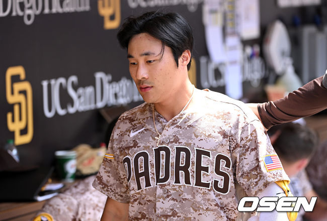 6회말 무사 선두타자로 나선 샌디에이고 김하성이 친 왼쪽 외야 깊은 타구가 콜로라도 좌익수 요나단 다자에게 잡혔다. 더그아웃으로 들어와 아쉬워하는 김하성. 2022.06.13 / dreamer@osen.co.kr