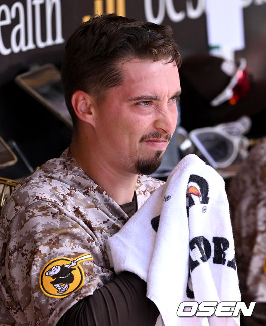 6회까지 2실점 한 샌디에이고 선발 블레이크 스넬이 더그아웃에 들어와 땀을 닦고 있다. 2022.06.13 / dreamer@osen.co.kr