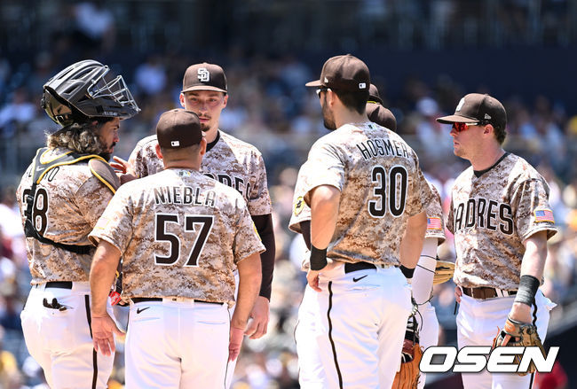 4회초 2사 1, 3루 상황 샌디에이고 선발 블레이크 스넬이 야수들과 마운드에서 대화를 나누고 있다. 2022.06.13 / dreamer@osen.co.kr