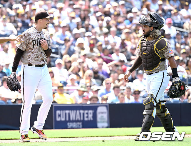 5회초 2사 1루 상황 콜로라도 로저스의 내야 안타 때 타구를 잡았지만 송구하지 못한 샌디에이고 선발 블레이크 스넬과 포수 호르헤 알파로가 대화를 나누고 있다. 2022.06.13 / dreamer@osen.co.kr