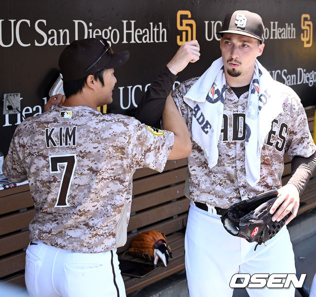 경기 시작을 앞두고 샌디에이고 김하성과 선발 투수 블레이크 스넬이 인사를 나누고 있다. 2022.06.13 / dreamer@osen.co.kr