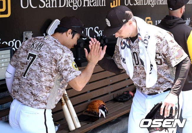 경기 시작을 앞두고 샌디에이고 김하성과 선발 투수 블레이크 스넬이 인사를 나누고 있다. 2022.06.13 / dreamer@osen.co.kr
