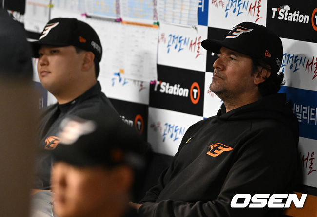 지난 9일 잠실에서 열린 베어스전에서 수베로 감독이 7-16 대패를 지켜보고 있다. 2022.06.09 /jpnews@osen.co.kr