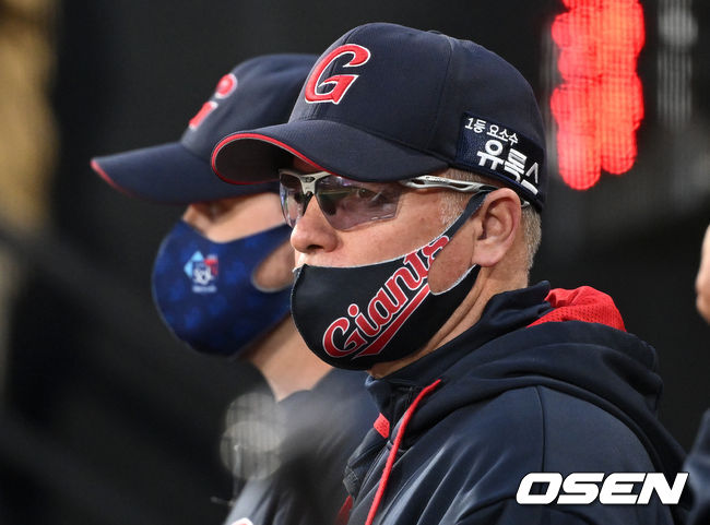 롯데 서튼 감독이 지난 달 3일 수원에서 열린 KT와 경기를 지켜보고 있다. 2022.05.03 /sunday@osen.co.kr