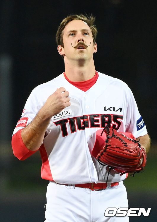 KIA 선발 멩덴이 경기 전 마운드 위에서 기도를 하고 있다. 2021.10.20 / rumi@osen.co.kr