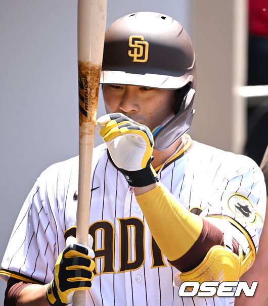 3회말 타석을 앞둔 샌디에이고 김하성이 더그아웃에서 배트를 살피고 있다. 2022.06.12 / dreamer@osen.co.kr