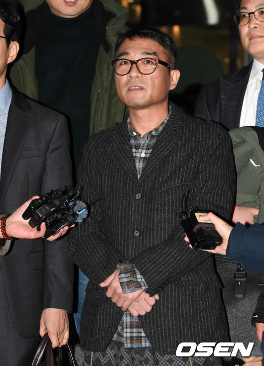 15일 오후 성폭행 의혹을 받는 가수 김건모(52)가 경찰 조사를 마치고 취재진과 인터뷰를 가졌다.<br /><br />가수 김건모가 인터뷰를 하고 있다./sunday@osen.co.kr
