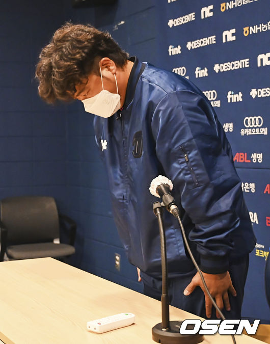 지난해 음주파문으로 징계에 들어갔던 NC 다이노스 박석민이 징계를 끝내고 1군으로 올라와 복귀 기자회견을 마치고 인사를 하고 있다. 2022.06.14 / foto0307@osen.co.kr