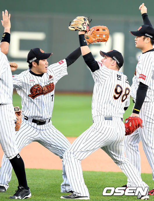 롯데 번즈가 신본기와 세리머니를 펼치고 있다. /dreamer@osen.co.kr