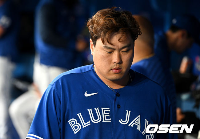 4회초까지 투구를 마친 토론토 선발 류현진이 더그아웃을 나서고 있다. 이후 선발 류현진은 로스 스트리플링으로 교체됐다. 2022.06.02 / dreamer@osen.co.kr