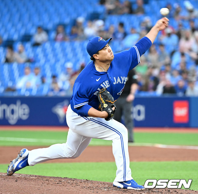 2일(한국시간) 캐나다 온타리오주 토론토 로저스센터에서 ‘2022 메이저리그’ 토론토 블루제이스와 시카고 화이트삭스의 경기가 열렸다.토론토 선발 류현진이 힘차게 공을 뿌리고 있다. 2022.06.02 / dreamer@osen.co.kr