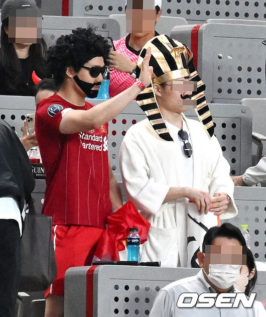 파울루 벤투 감독이 지휘하는 한국 축구대표팀이 14일 오후 서울 상암동 서울월드컵경기장에서 이집트와 평가전을 가졌다.경기에 앞서 이집트 모하메드 살라와 파라오 분장을 한 팬들이 전광판 화면에 잡히자 인사를 하고 있다. 2022.06.14 /jpnews@osen.co.kr