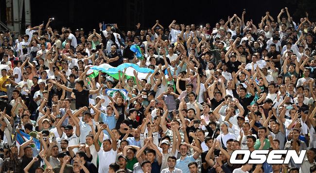  '개최국' 우즈베키스탄이 준결승전에 안착했다.우즈베키스탄 23세 이하(U23) 축구 대표팀은 12일 오전 1시(한국시간) 우즈베키스탄 타슈켄트에 위치한 팍타코르 스타디움에서 이라크와 '2022 아시아축구연맹(AFC) U23 아시안컵’ 8강전을 치러 전후반을 2-2로 마무리한 뒤 승부차기에서 3-2로 승리했다.경기 종료 후 우즈베키스탄 국민들이 승리를 기뻐하고 있다. 2022.06.12 /cej@osen.co.kr