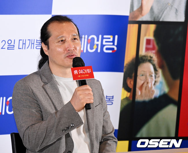 15일 오후 서울 삼성동 메가박스 코엑스에서 영화 '룸 쉐어링' 언론배급시사회 및 기자간담회가 열렸다. '룸 쉐어링'은 평생 누구와 함께 지내본 적이 없는 ‘금분’과 ‘지웅’이 새로운 형태의 가족이 되어가는 이야기를 담았다. 평생 서로를 이해할 수 없을 것만 같던 두 사람이 함께 사는 방법을 알아가면서, 비로소 진짜 가족의 의미를 알아가는 과정은 극장가를 찾는 관객들에게 웃음 가득한 힐링을 전할 예정이다. 22일 개봉. 이순성 감독이 질문에 답을 하고 있다. 2022.06.15 /jpnews@osen.co.kr