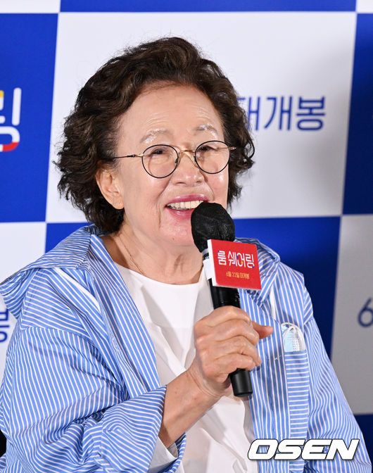 15일 오후 서울 삼성동 메가박스 코엑스에서 영화 '룸 쉐어링' 언론배급시사회 및 기자간담회가 열렸다. '룸 쉐어링'은 평생 누구와 함께 지내본 적이 없는 ‘금분’과 ‘지웅’이 새로운 형태의 가족이 되어가는 이야기를 담았다. 평생 서로를 이해할 수 없을 것만 같던 두 사람이 함께 사는 방법을 알아가면서, 비로소 진짜 가족의 의미를 알아가는 과정은 극장가를 찾는 관객들에게 웃음 가득한 힐링을 전할 예정이다. 22일 개봉. 배우 나문희가 질문에 답을 하고 있다. 2022.06.15 /jpnews@osen.co.kr