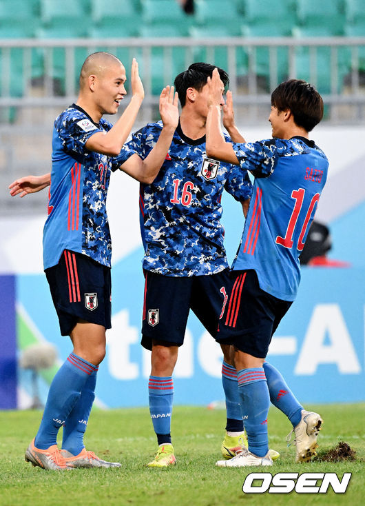  ‘한일전’이 성사됐다.일본 21세 이하(U21) 축구 대표팀은 9일 오후 10시(한국시간) 우즈베키스탄의 타슈켄트에 위치한 분요드코르 스타디움에서 타지키스탄과 ‘2022 아시아축구연맹(AFC) 23세 이하(U23) 아시안컵’ 조별리그 D조 3차전을 치러 3-0으로 승리했다.후반 일본 나카시마 타이가가 팀의 세 번째 골을 넣은 뒤 일본 선수들과 기뻐하고 있다.  2022.06.09 /cej@osen.co.kr