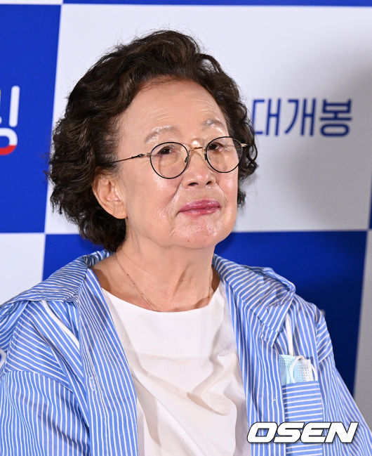 15일 오후 서울 삼성동 메가박스 코엑스에서 영화 '룸 쉐어링' 언론배급시사회 및 기자간담회가 열렸다.  '룸 쉐어링'은 평생 누구와 함께 지내본 적이 없는 ‘금분’과 ‘지웅’이 새로운 형태의 가족이 되어가는 이야기를 담았다. 평생 서로를 이해할 수 없을 것만 같던 두 사람이 함께 사는 방법을 알아가면서, 비로소 진짜 가족의 의미를 알아가는 과정은 극장가를 찾는 관객들에게 웃음 가득한 힐링을 전할 예정이다. 22일 개봉.  배우 나문희가 간담회를 하고 있다. 2022.06.15 /jpnews@osen.co.kr