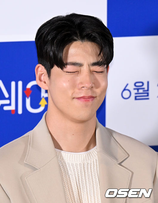 15일 오후 서울 삼성동 메가박스 코엑스에서 영화 '룸 쉐어링' 언론배급시사회 및 기자간담회가 열렸다. '룸 쉐어링'은 평생 누구와 함께 지내본 적이 없는 ‘금분’과 ‘지웅’이 새로운 형태의 가족이 되어가는 이야기를 담았다. 평생 서로를 이해할 수 없을 것만 같던 두 사람이 함께 사는 방법을 알아가면서, 비로소 진짜 가족의 의미를 알아가는 과정은 극장가를 찾는 관객들에게 웃음 가득한 힐링을 전할 예정이다. 22일 개봉. 배우 최우성이 나문희의 칭찬에 미소짓고 있다. 2022.06.15 /jpnews@osen.co.kr