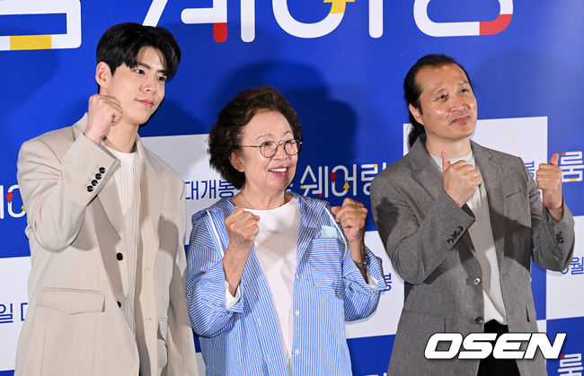 15일 오후 서울 삼성동 메가박스 코엑스에서 영화 '룸 쉐어링' 언론배급시사회 및 기자간담회가 열렸다. '룸 쉐어링'은 평생 누구와 함께 지내본 적이 없는 ‘금분’과 ‘지웅’이 새로운 형태의 가족이 되어가는 이야기를 담았다. 평생 서로를 이해할 수 없을 것만 같던 두 사람이 함께 사는 방법을 알아가면서, 비로소 진짜 가족의 의미를 알아가는 과정은 극장가를 찾는 관객들에게 웃음 가득한 힐링을 전할 예정이다. 22일 개봉. 배우 최우성, 나문희, 이순성 감독이 포토타임을 하고 있다. 2022.06.15 /jpnews@osen.co.kr