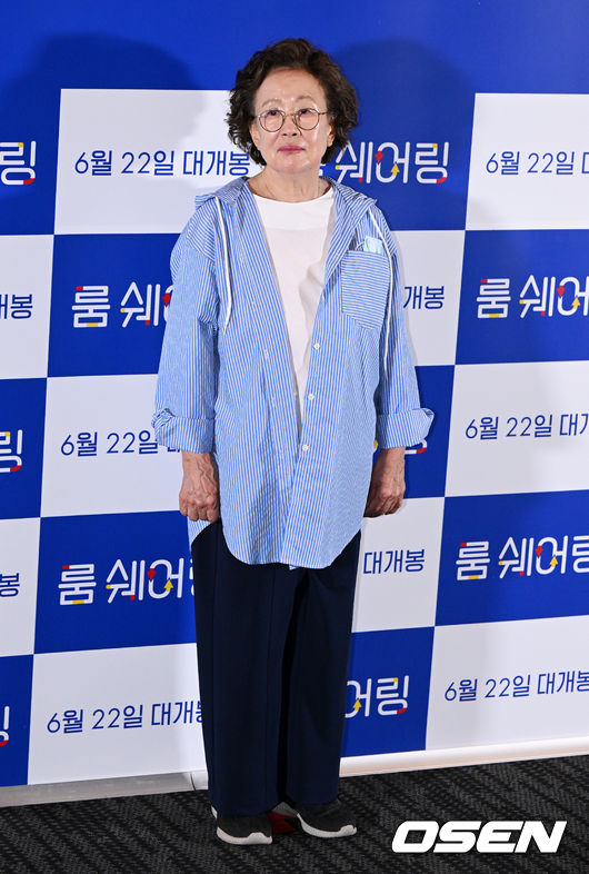 15일 오후 서울 삼성동 메가박스 코엑스에서 영화 '룸 쉐어링' 언론배급시사회 및 기자간담회가 열렸다. '룸 쉐어링'은 평생 누구와 함께 지내본 적이 없는 ‘금분’과 ‘지웅’이 새로운 형태의 가족이 되어가는 이야기를 담았다. 평생 서로를 이해할 수 없을 것만 같던 두 사람이 함께 사는 방법을 알아가면서, 비로소 진짜 가족의 의미를 알아가는 과정은 극장가를 찾는 관객들에게 웃음 가득한 힐링을 전할 예정이다. 22일 개봉. 배우 나문희가 포토타임을 하고 있다. 2022.06.15 /jpnews@osen.co.kr